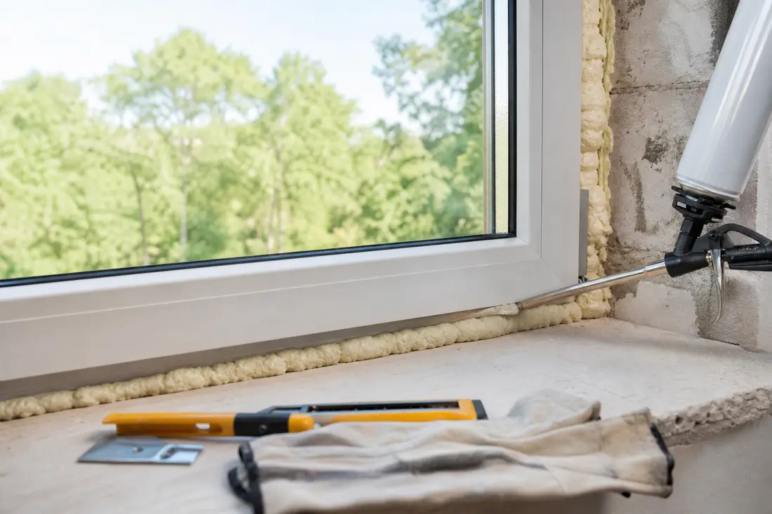 Montage eines energieeffizienten Fensters mit Isolierverglasung in einem Wohnhaus