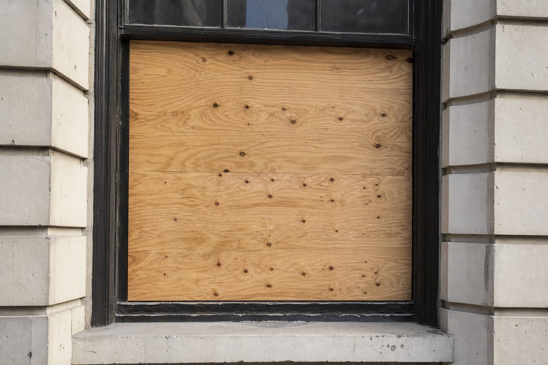 Beispiel: provisorischer Holzverschluss einer Fensteröffnung