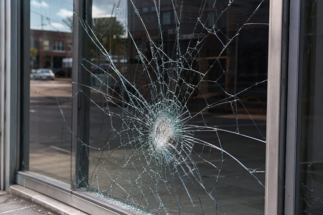 Beispiel: zerbrochenes Schaufensterglas mit Sprüngen