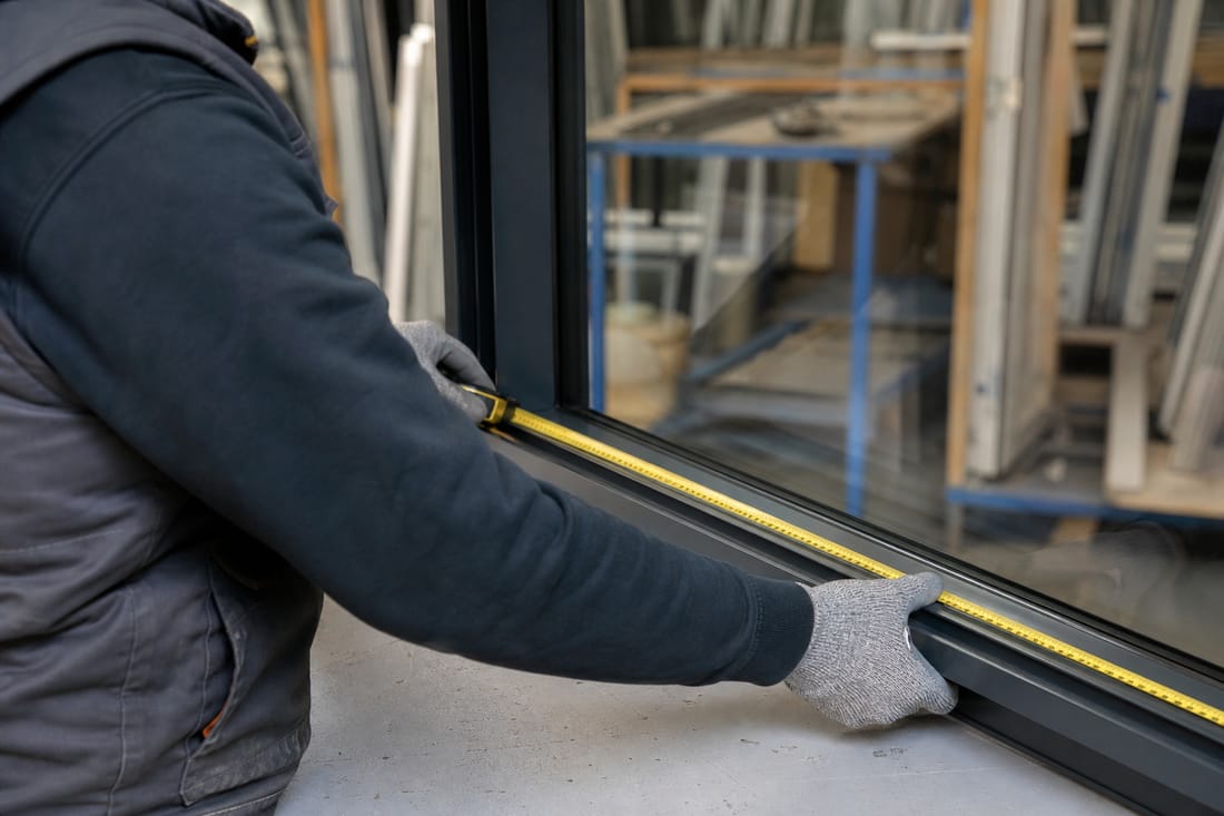 Beispiel: Glaser misst einen Fensterrahmen